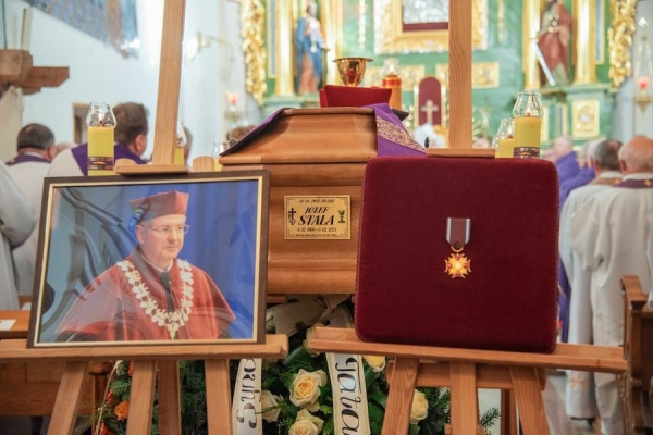 trumna księdza stali